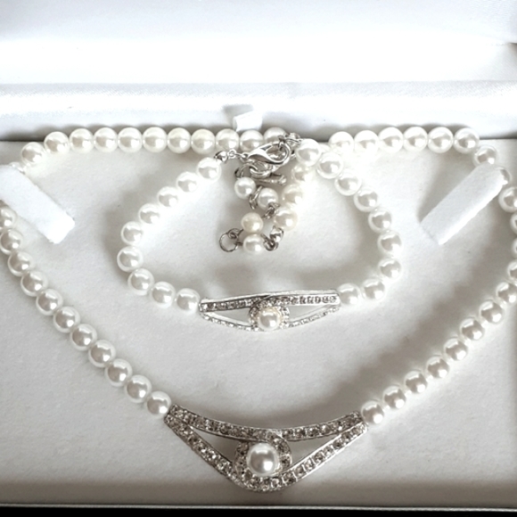 Vintage White Pearls Necklace & Bracelet Set - Picture 2 of 9